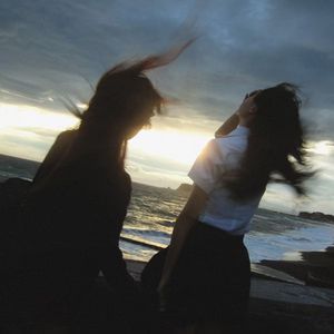 哥哥的鸡巴插入妺妹尿尿的地方
